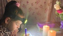 Com apagões, crianças ucranianas usam lanternas para fazer lição de casa (Reprodução Twitter/@ukraine_world)